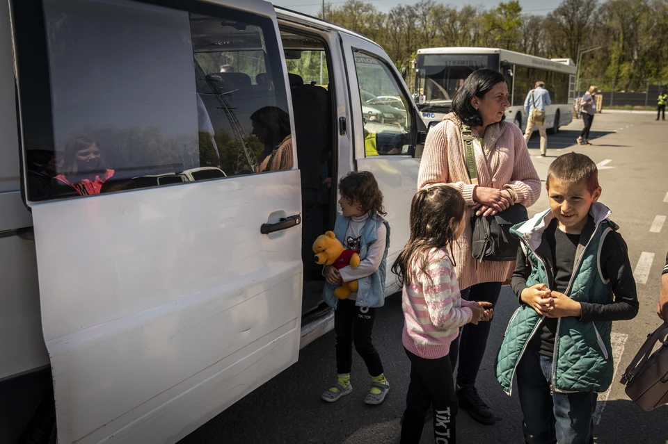Украинские власти также приказали вывезти детей из Запорожской области