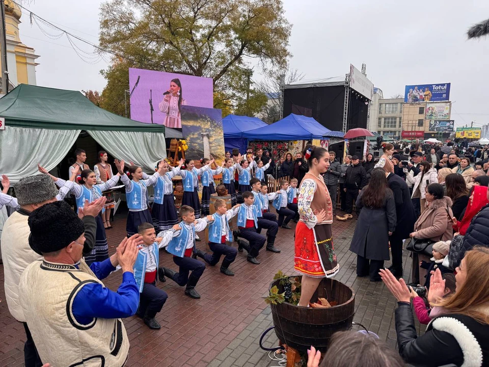 Все по традиции - давят виноград. Фото: @gagauziaexecutive