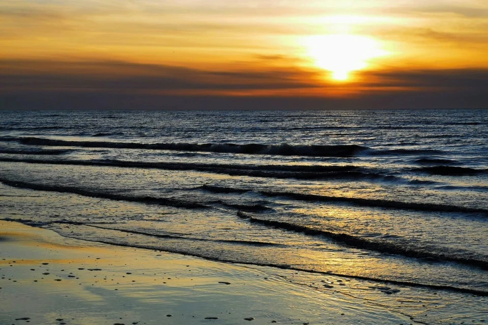 На Канарах огромная волна накрыла пирс с людьми, женщина погибла и трое ранены