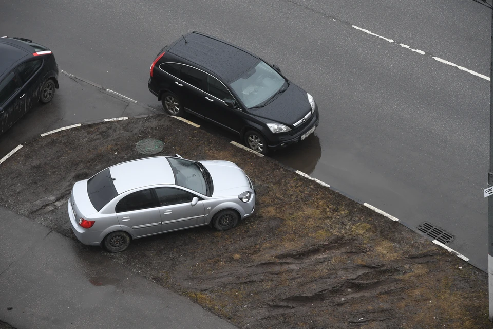 Челябинцев будут штрафовать за парковку на газоне