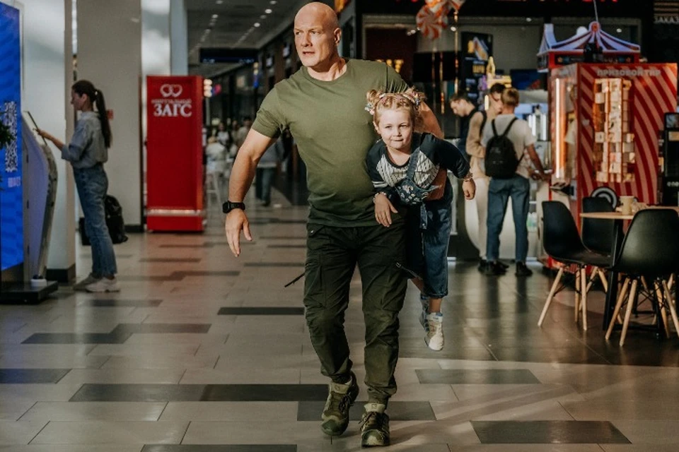 Никита Панфилов и Варвара Куприна в новом фильме «Лысый нянь». Фото: Кинопоиск