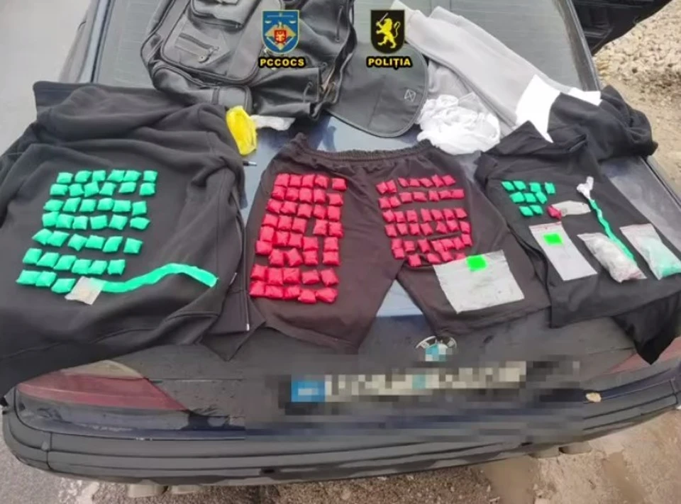 Наркотики были расфасованы в 140 пакетиков, предназначенных для продажи в Бельцах. Фото: скриншот видео