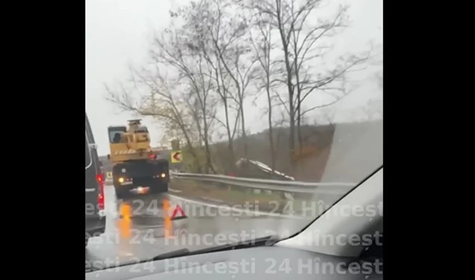 Водитель не справился с управлением и автобус перевернулся. Фото: скрин с видео