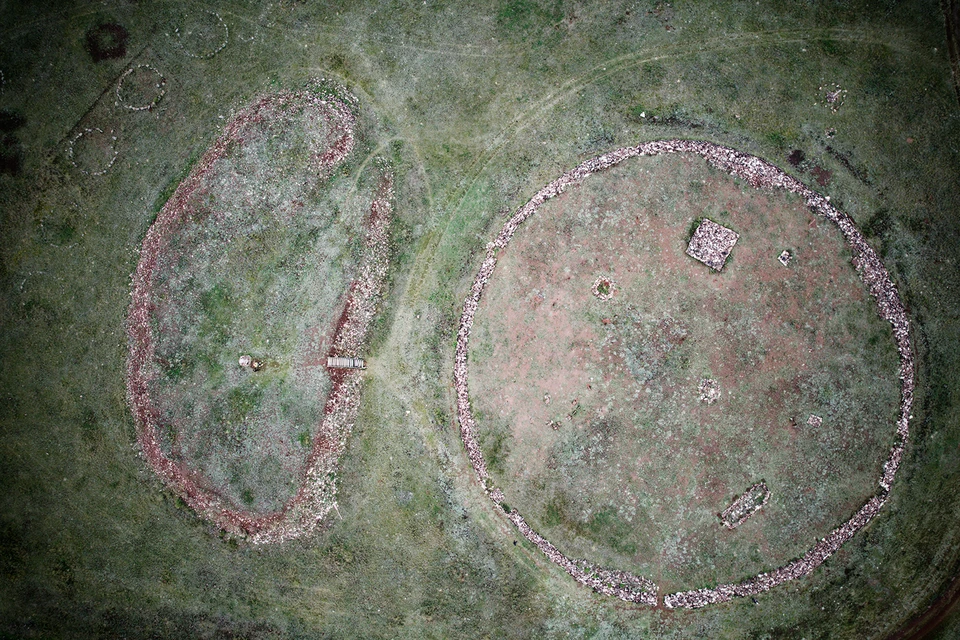 Вид с земли и с высоты птичьего полета (слева).