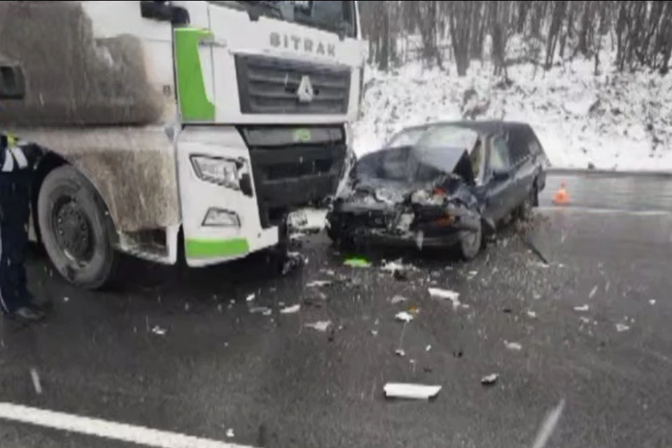 В Слюдянском районе «Тойота» столкнулась с большегрузом.