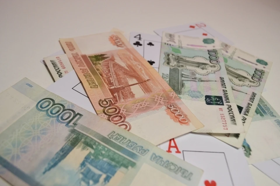 57 семей в Кировской области получили выплаты за прием детей.