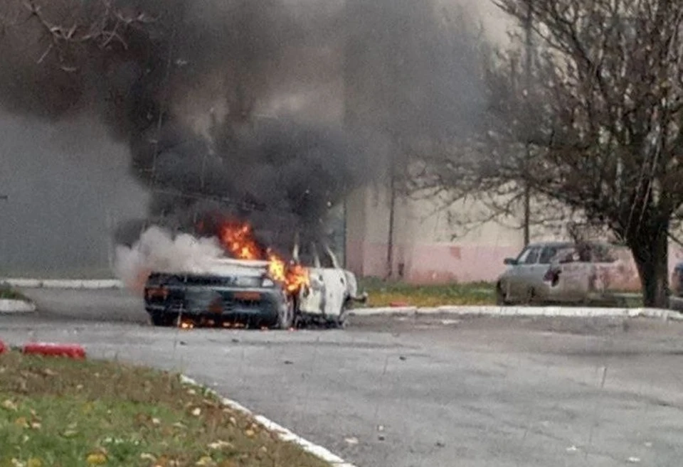 В городе Грайворон от ударов нескольких дронов повреждены остекление одной квартиры в МКД и пять машин, одна из которых уничтожена огнем.