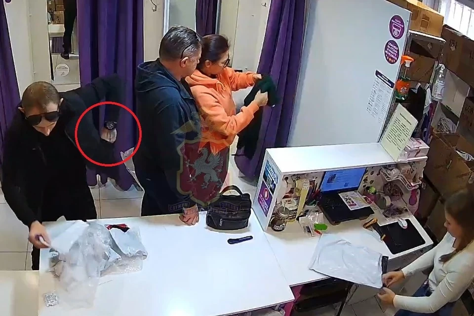 Аферист как ни в чем не бывало полез в карман за макетом телефона и заменил им аппарат. Фото: УМВД Севастополя