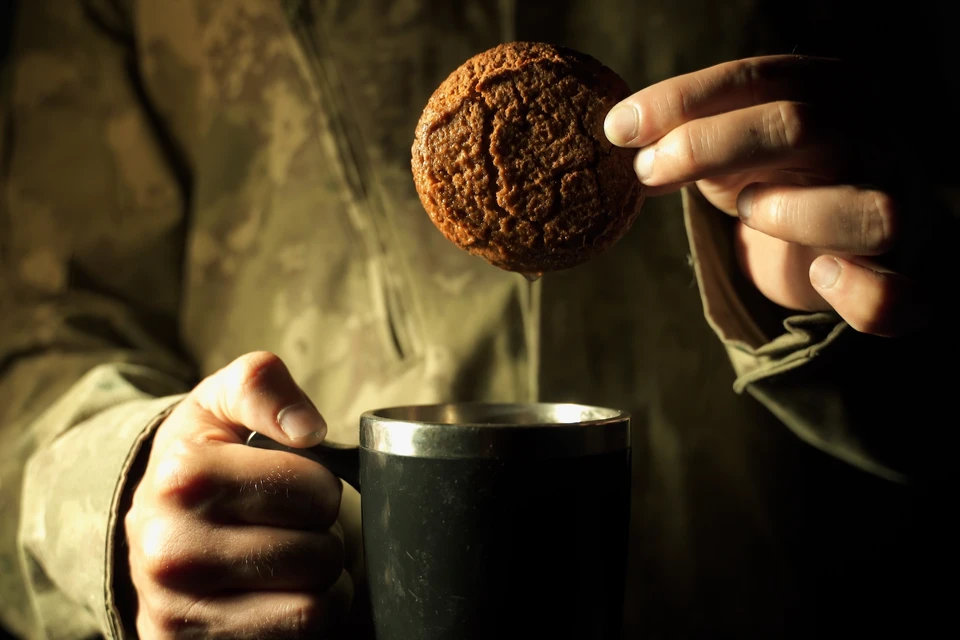 По словам Котороза, после сдачи в плен, его и других украинских солдат, которые не оказывали никакого сопротивления, сразу напоили чаем и угостили печеньем. Фото: seeasign/Shutterstock/Fotodom.