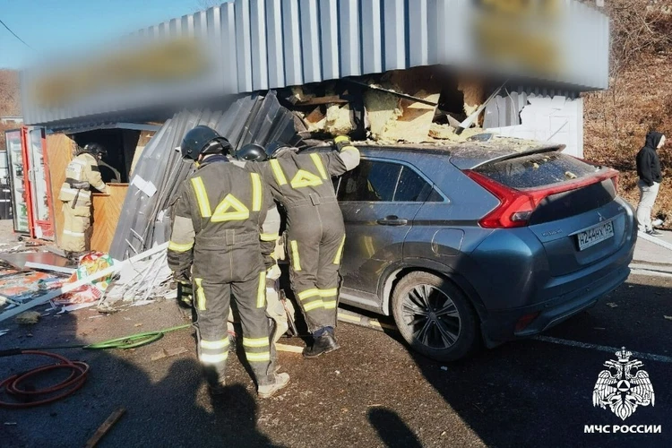 Протаранил кафе с людьми: один человек погиб и четверо пострадали в страшном ДТП во Владивостоке