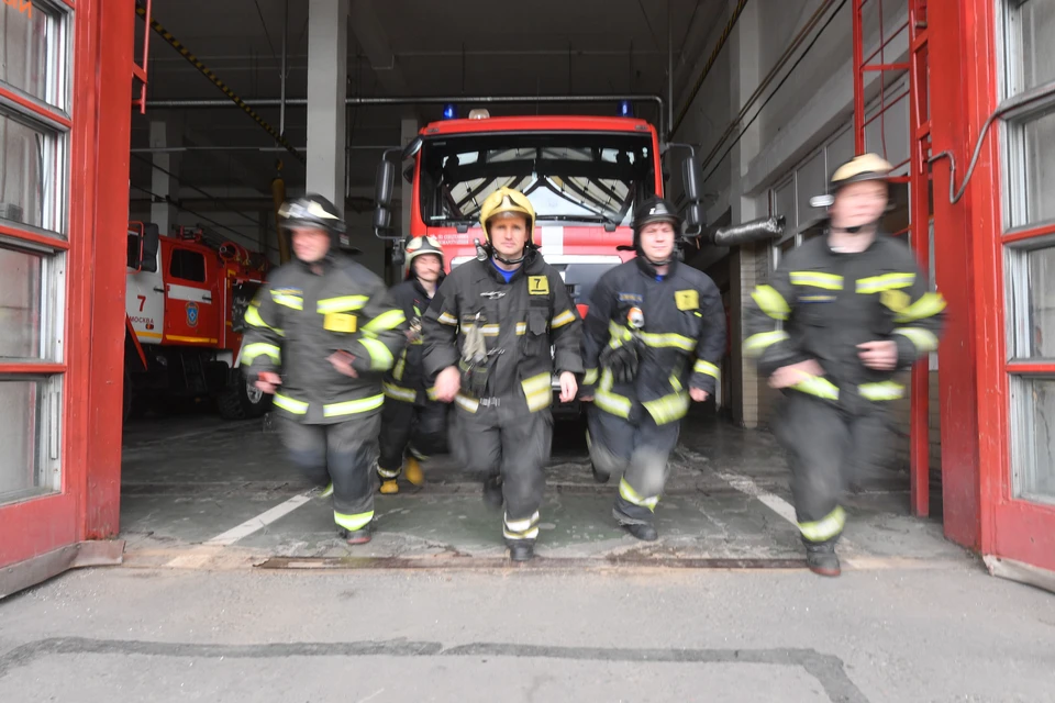 Несколько пожарных расчетов прибыли на вызов.