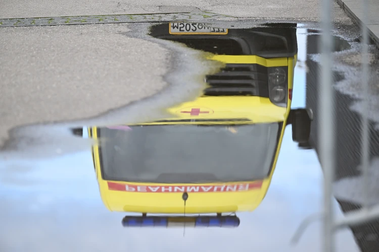 Ожоги и перелом позвоночника: стало известно состояние сотрудников кафе, которое протаранил внедорожник во Владивостоке