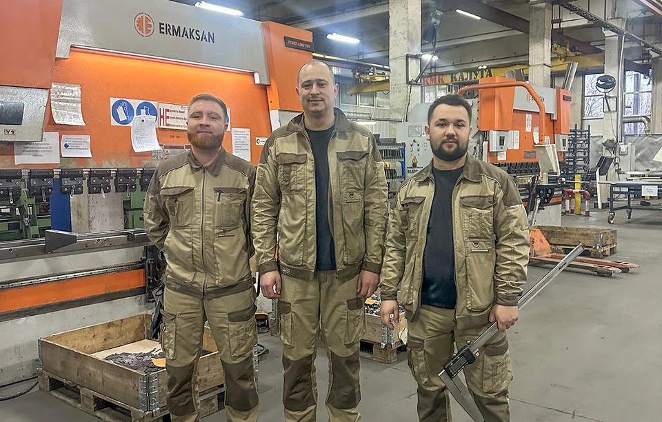 Фото: За качество OSTEC отвечают инженер по качеству Иван Жуков (слева) и его коллеги по отделу.