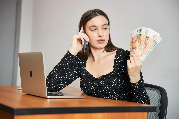 Одним больше платят, а других чаще продвигают по карьерной лестнице: Кто больше зарабатывает – офисные или удаленные сотрудники