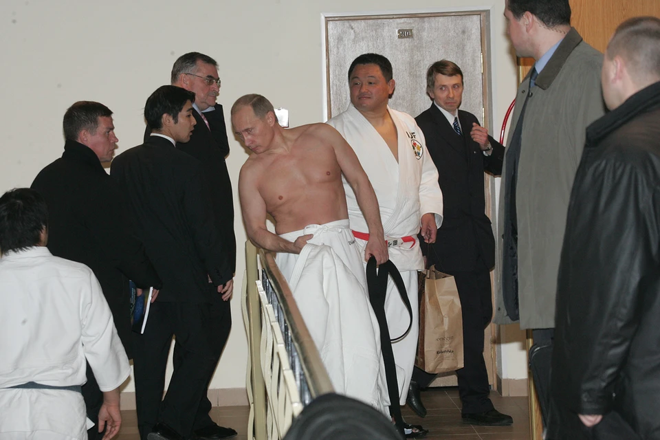 Известно, что Владимир Путин всю жизнь занимался дзюдо, но не только. Звание мастера спорта по самбо тогда еще будущий Президент России получил на два года раньше, чем черный пояс дзюдоиста. Так что День самбо - это и его праздник.