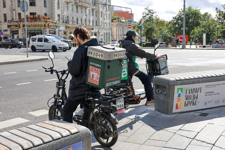 Большинство опрошенных россиян высказались за введение отдельной категории в ПДД для электровелосипедистов