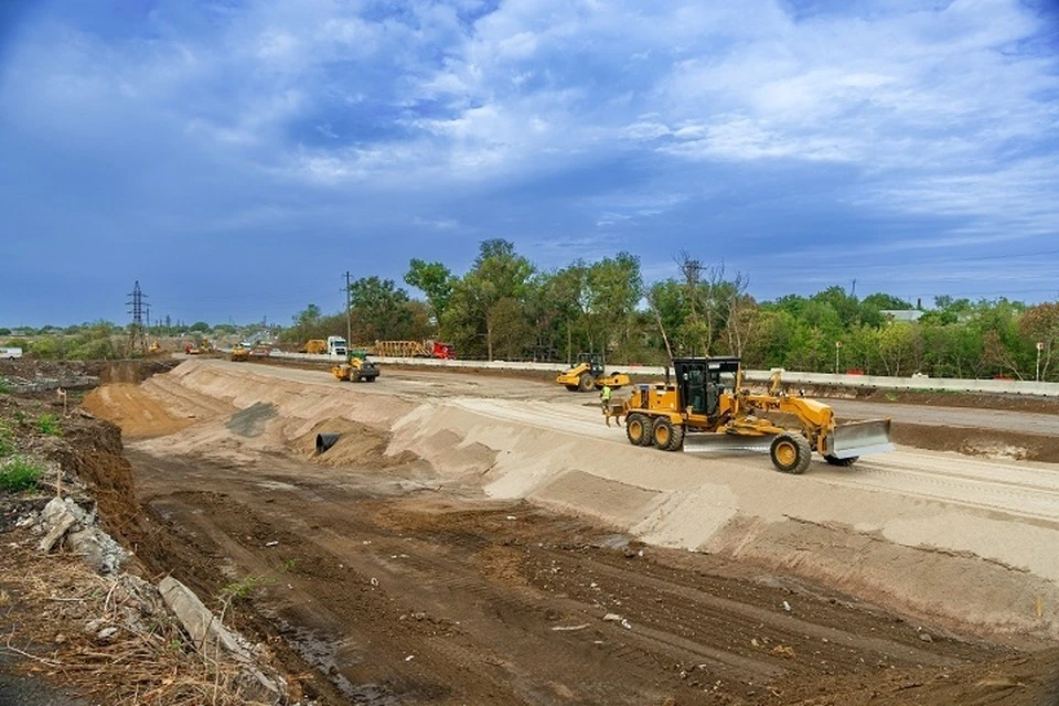 Под Мариуполем прокладывают четырехполосную трассу федерального значения. Фото: Росавтодор