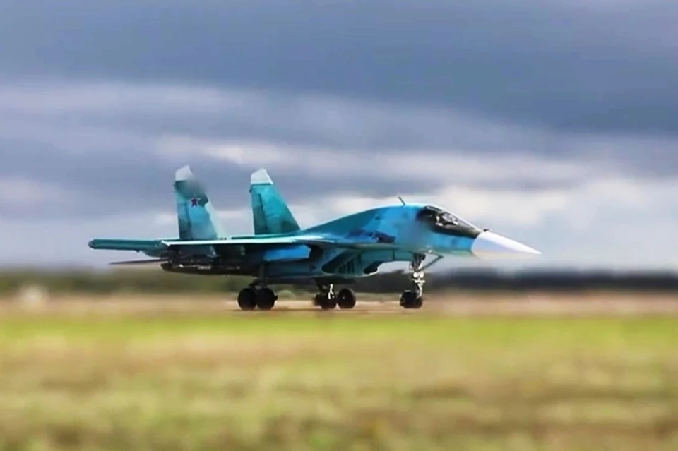 Армейской авиацией, ударными беспилотниками, ракетными войсками и артиллерией нашей группировкой войск также нанесено поражение объектам топливно-энергетического комплекса и железнодорожной инфраструктуры, используемым в интересах ВСУ