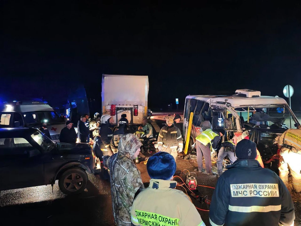 Жуткая авария случилась в минувшую пятницу, 14 ноября, около 21 часов вечера недалеко от отворота на Белую гору. Фото: Поисково - спасательная служба КМО(16+).