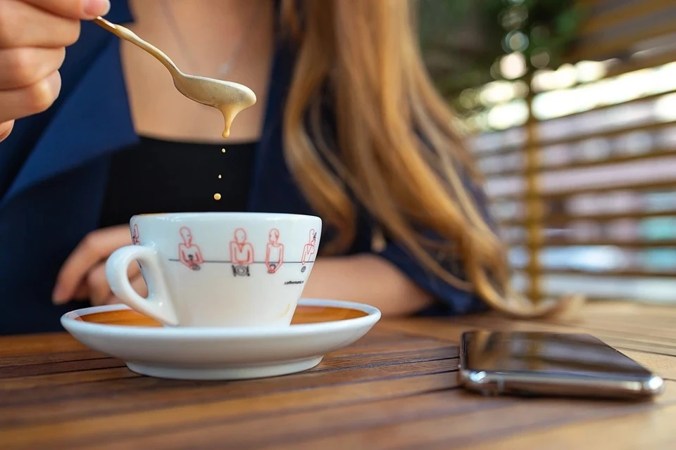 Можно ли запивать еду чаем или кофе: эндокринолог разложила по полочкам популярный миф