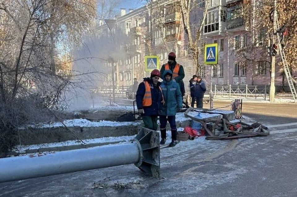 Из-за аварии на теплосети отключены отопление и горячая вода. Фото: соцсети мэра Ангарского округа Сергея Петрова.