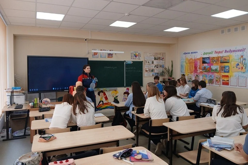 В Мариупольской школе прошло мероприятие в рамках проекта «Школа антитеррора». Фото: АГО Мариуполь