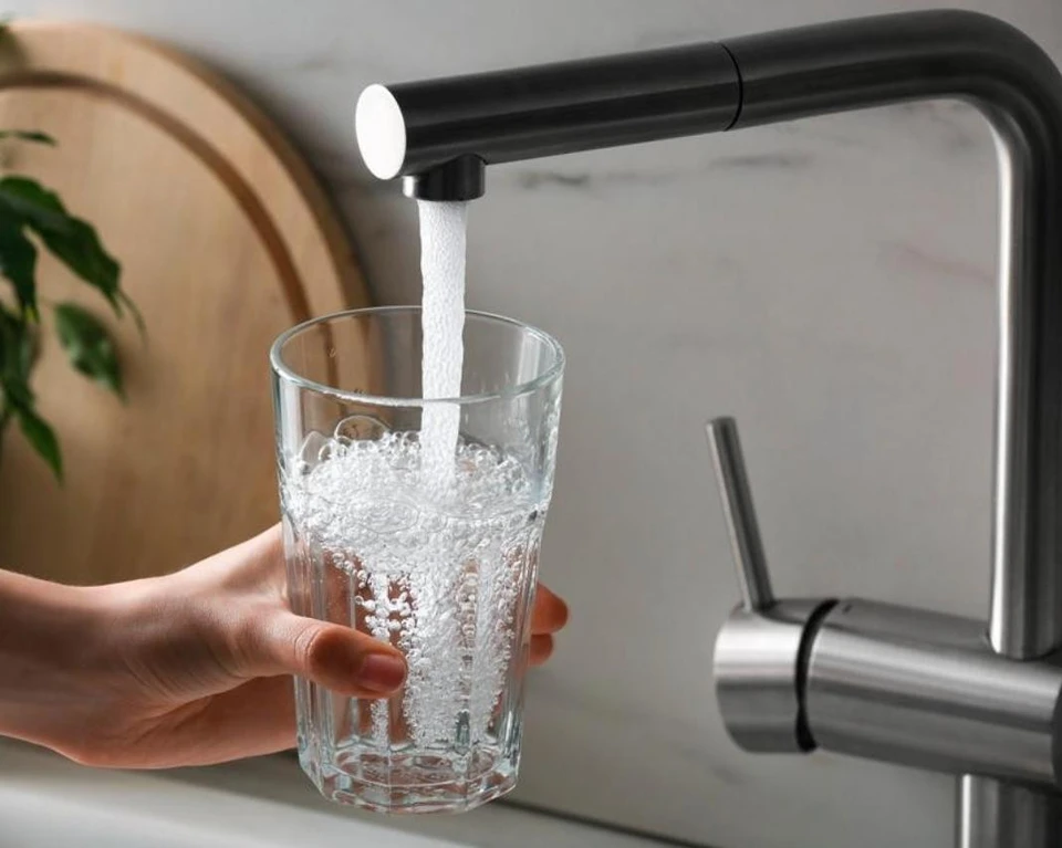 Утро полезно начинать с потребления одного стакана воды. Фото:соцсети