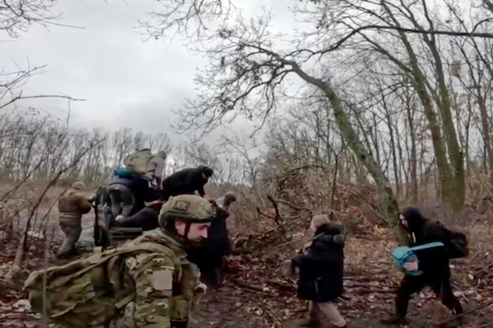 Российские разведчики вывели из Красноармейска группу мирных жителей