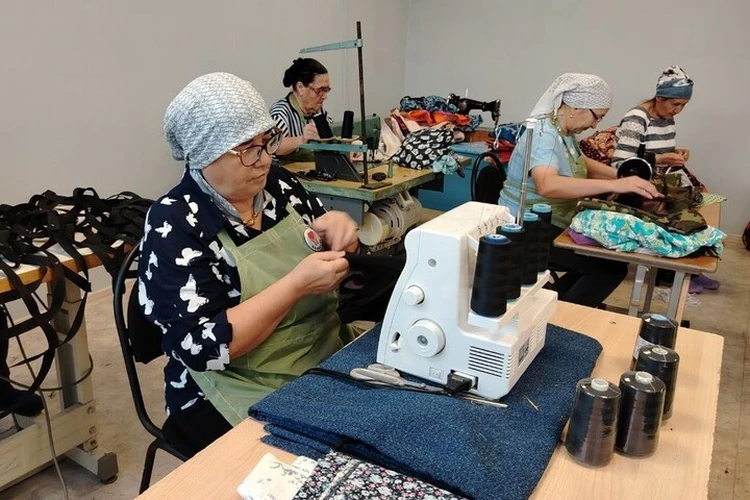 Пенсионерки-волонтеры на руинах закрытой 30 лет назад фабрики шьют термобелье и тактические носилки для бойцов СВО