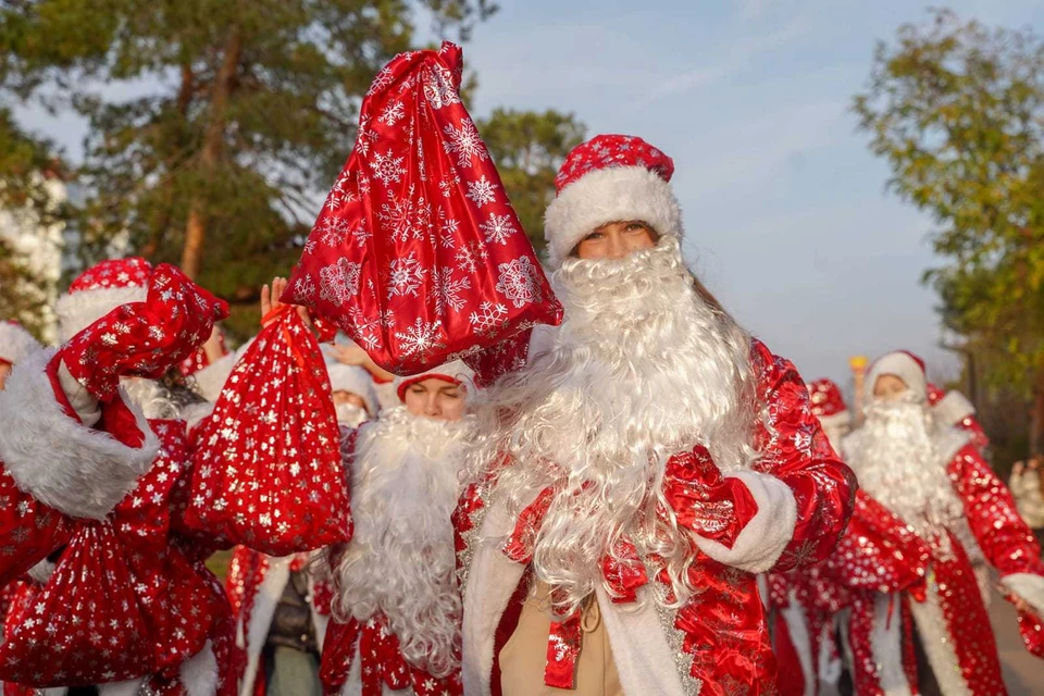 Дедушки устроили яркий флешмоб по случаю Дня рождения Деда Мороза. Фото: ЦПКиО.