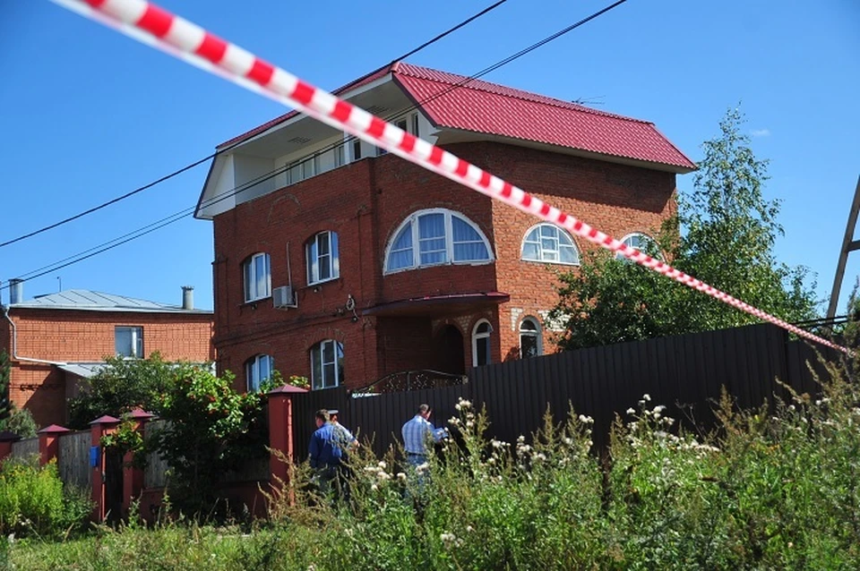 Двое мужчин снесли кирпичный забор у частного дома, а потом затеяли драку.