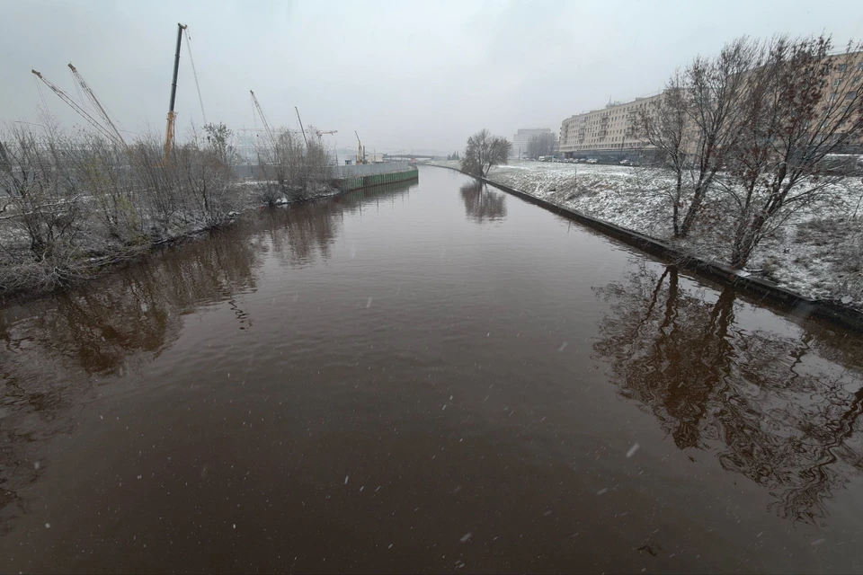 Экстремально высокое загрязнение зафиксировали в Охте после слива в нее канализации.