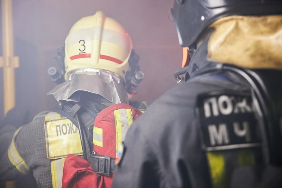 Пожар в коммунальной квартире тушили спасатели в Комсомольске