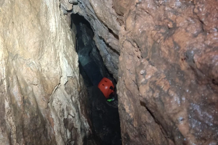 «Проверили 2,5 километра лесного и скального массива»: красноярские спасатели обследовали вторую глубокую пещеру в поисках семьи Усольцевых