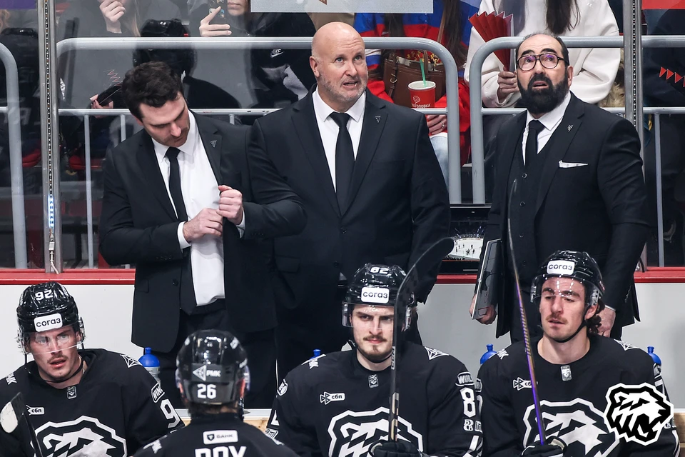 Бенуа Гру (на фото – в центре) покинул «Трактор», Рафаэль Рише (слева) исполняет обязанности главного тренера. Фото ХК «Трактор»