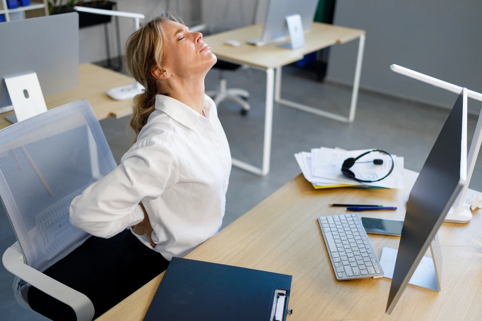Рецепт от «офисной болезни»: назван способ избавления от боли в пояснице и тумана в голове. Фото: Andriiii/Shutterstock/Fotodom.