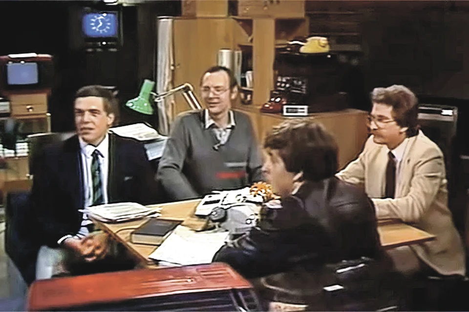 «Взгляд» и его ведущие (слева направо): Александр Любимов, Дмитрий Захаров, Олег Вакуловский, Влад Листьев. Фото: Телепрограмма «Взгляд»