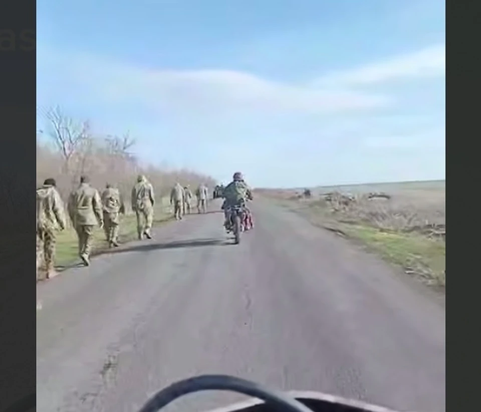 Под Красноармейском колонна сдавшихся в плен боевиков ВСУ попала на видео Фото: Кадр из видео