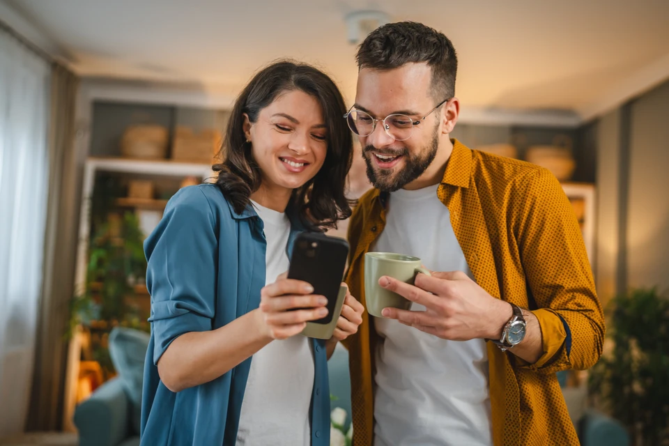 Интерес пользователей к скидкам и акциям в период осенних распродаж увеличивается в 12 раз. Фото: Miljan Zivkovic/Shutterstock/Fotodom.