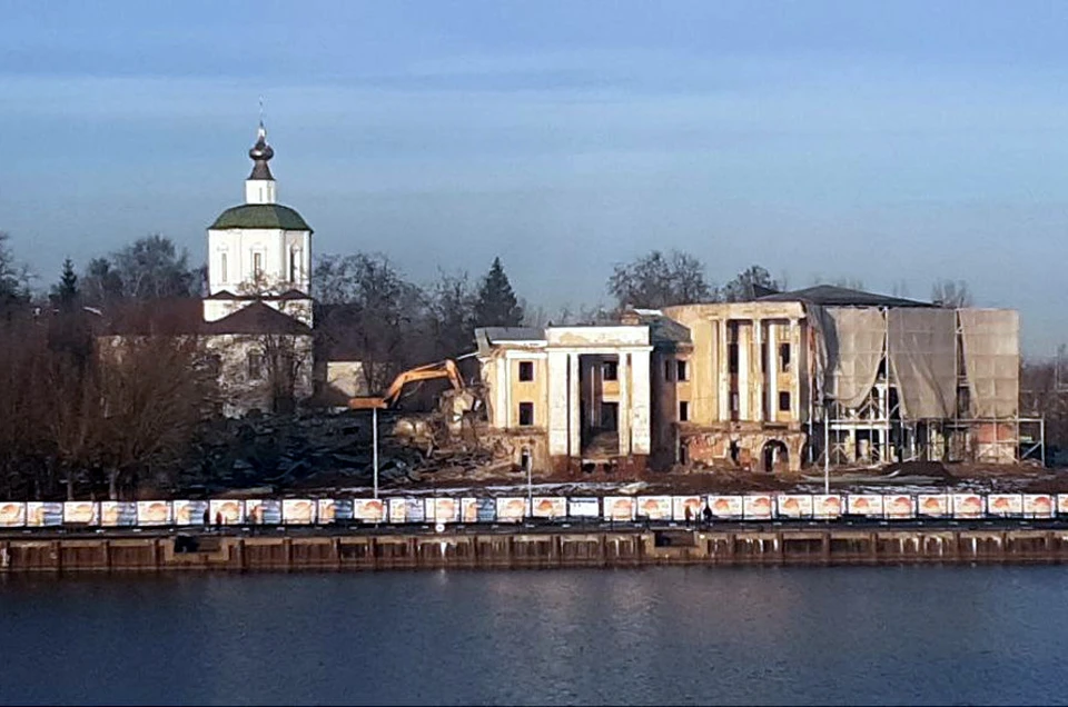 Речной вокзал "тает". Фото: Александр Сорокин.