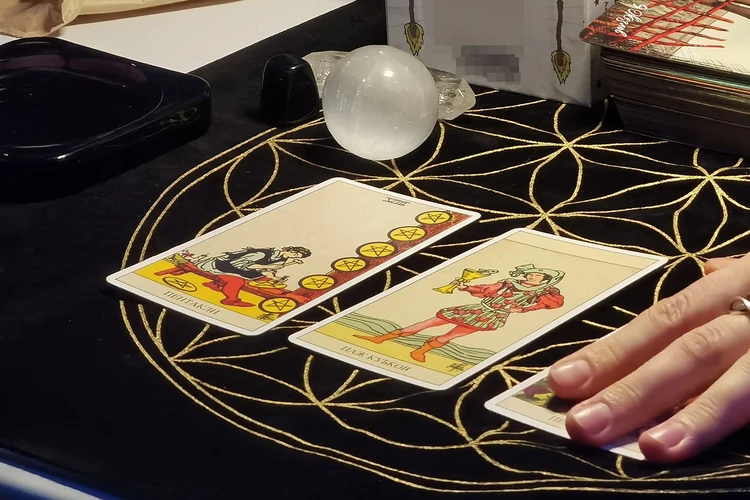 «Убеждала, что снимет порчу»: в Новосибирске гадалка обещала детям провести обряд, а потом крала деньги и драгоценности