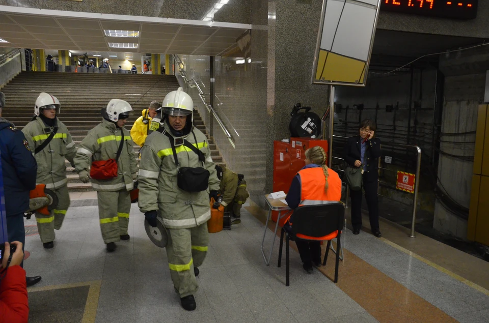 В метро Новосибирска автомобиль вышиб двери станции метро и скатился вниз по ступеням. Фото носит иллюстративный характер.