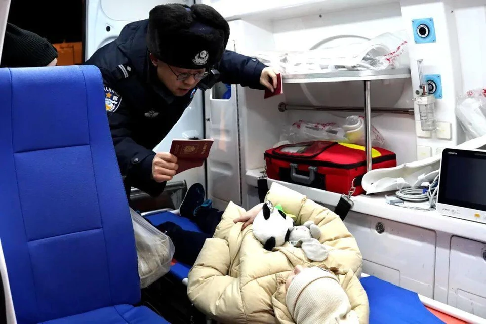 Сотрудники пограничного контроля в Хэйхэ оформили выезд в упрощенном порядке. Фото: Biang.ru网