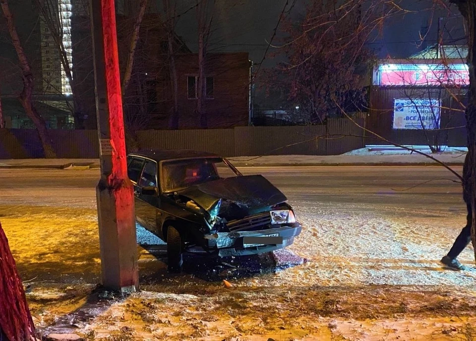 В Красноярске легковушка врезалась в столб. Фото: краевая Госавтоинспекция