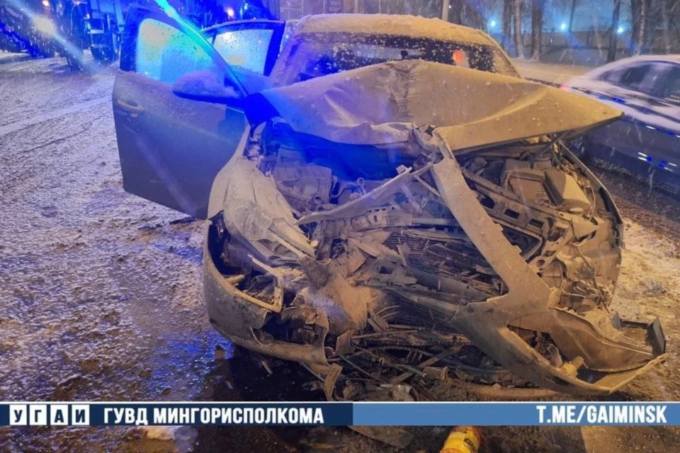 Легковушка загорелась в Минске после ДТП. Фото: УГАИ ГУВД Мингорисполкома.