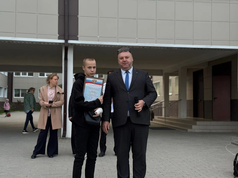 Мальчику передали благодарственное письмо от бойцов. Фото: sh11-anapa-r03.gosweb.gosuslugi.ru/