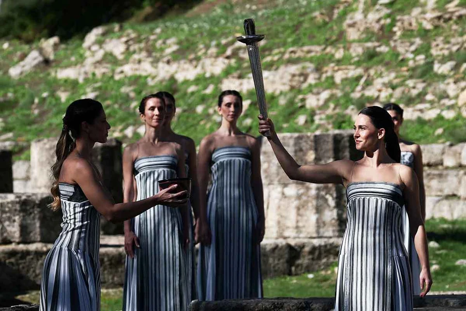 В понедельник в Древней Олимпии экстренно провели предварительную церемонию зажжения огня для зимних Олимпийских игр 2026 года в Милане и Кортине-д’Ампеццо.