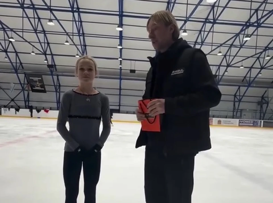 Елена Костылева и Евгений Плющенко. Скриншот видео из соцсетей Евгения Плющенко.