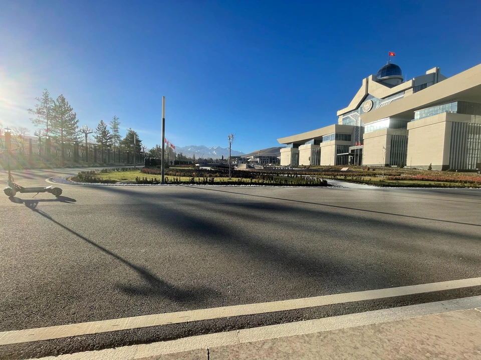 Появились фото последних приготовлений к началу визита Путина в Киргизию