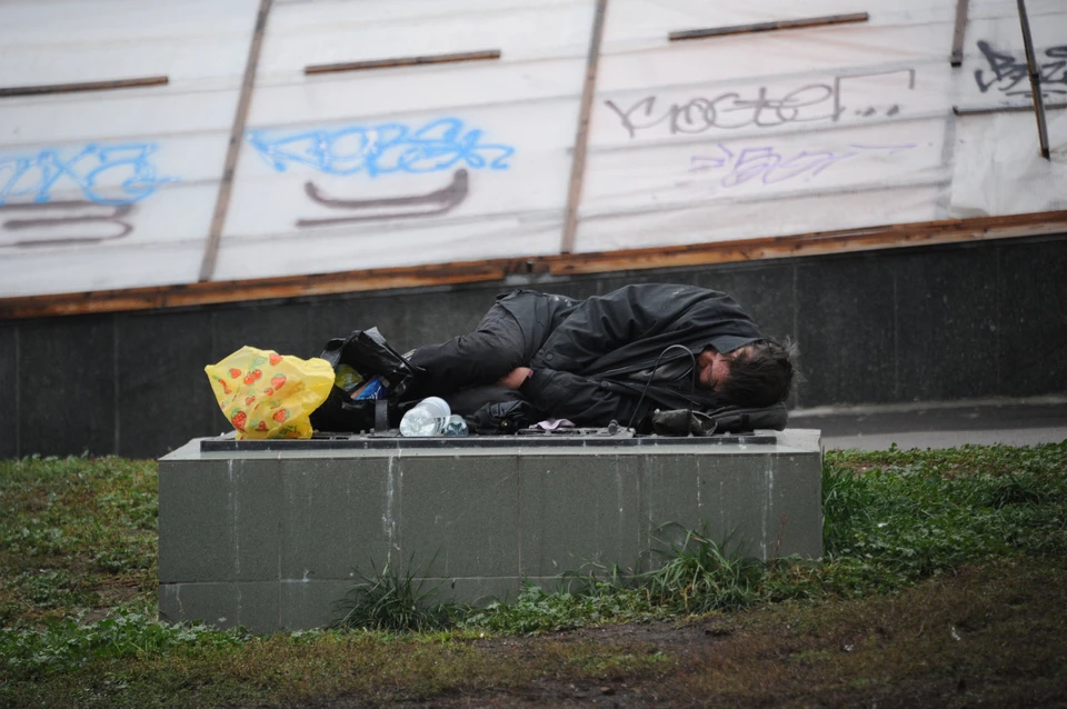 Очевидцы решили, что мужчина умер и сообщили в дежурную часть, что обнаружили труп.